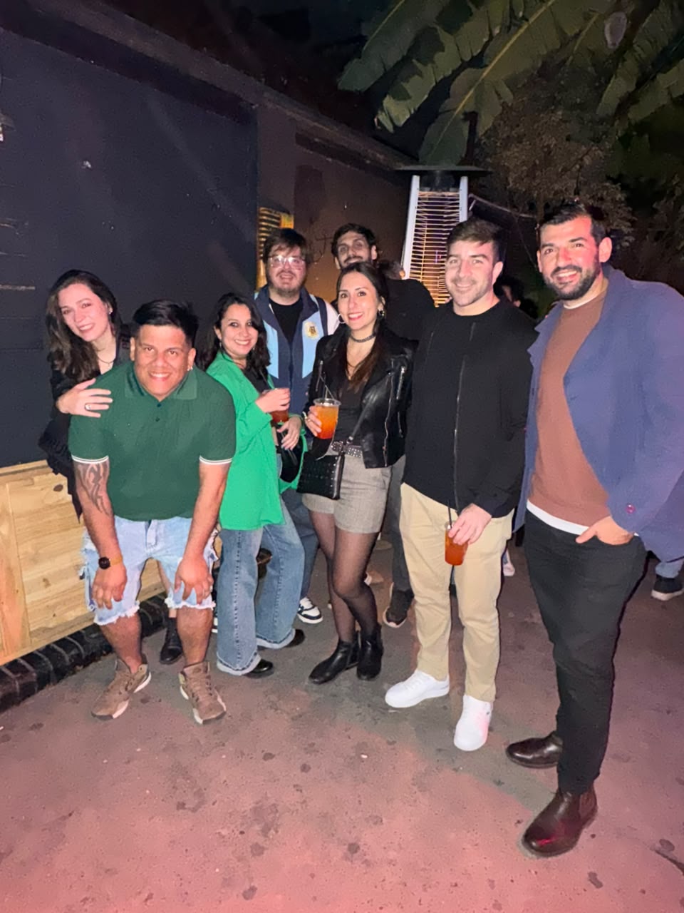 Lucho Pace junto a amigos durante la noche en Resto Boris