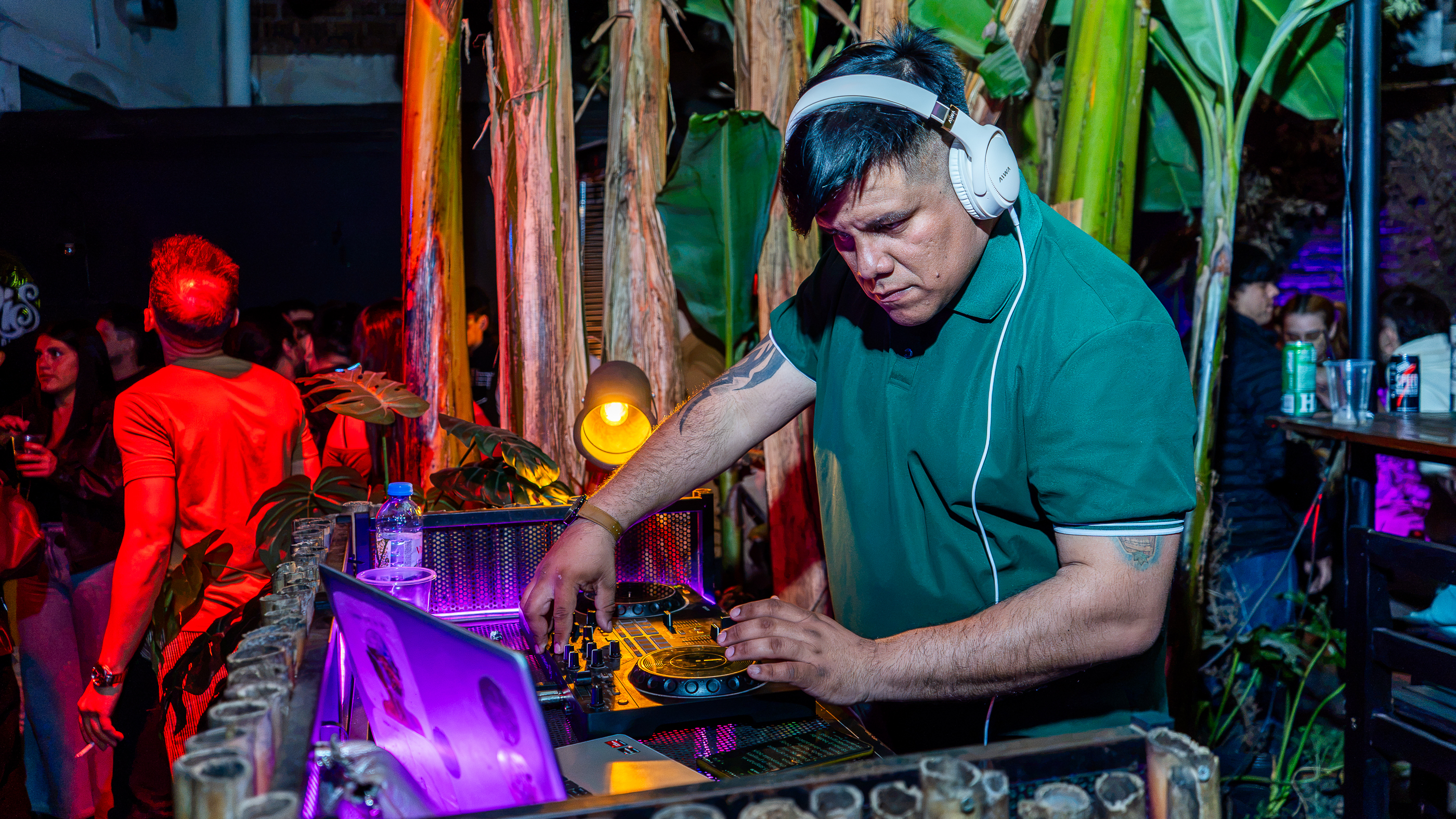 Lucho Pace mezclando durante el evento