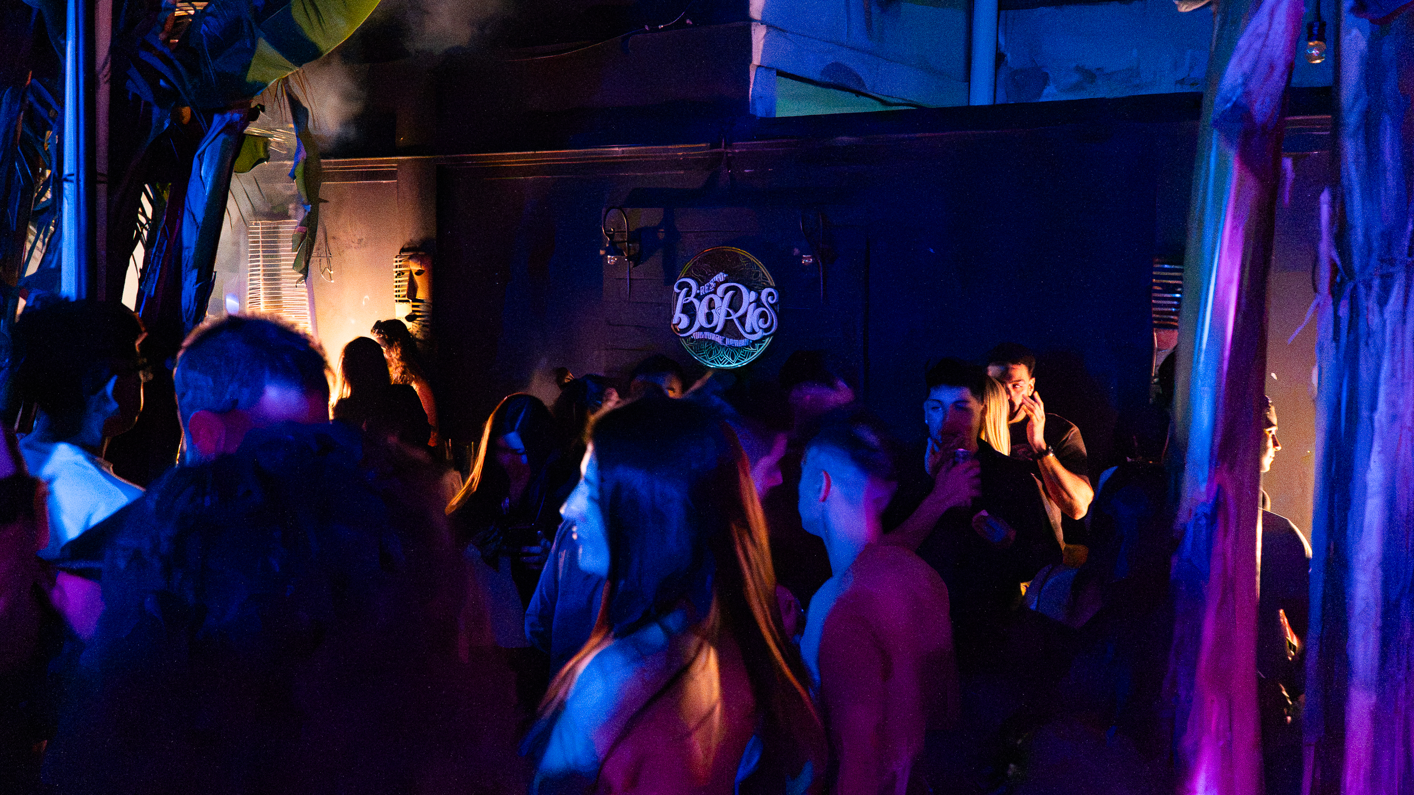 Lucho Pace durante una noche de música